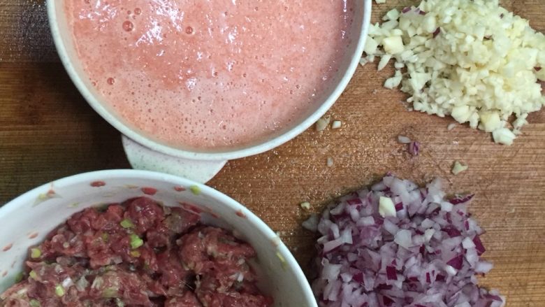 蛋糕牛肉饭,番茄打成酱,蒜和<a style='color:red;display:inline-block;' href='/shicai/ 29'>洋葱</a>切沫。
