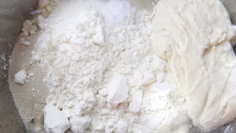 萨拉米披萨,将面团材料和波兰种加入厨师机搅拌桶,搅拌成团即可。