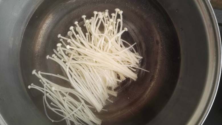 豆腐卷,开水锅中加入一点盐,洗净的金针菇放入锅中焯一下捞出晾凉。