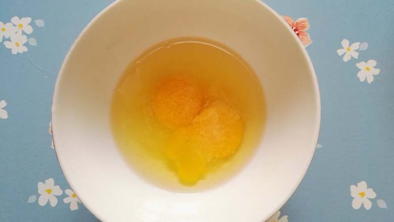 豆腐卷,鸡蛋打入碗中,加入盐,打散