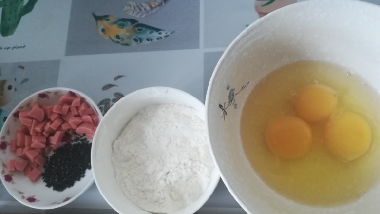 酱香鸡蛋饼,准备好食材,火腿切丁!