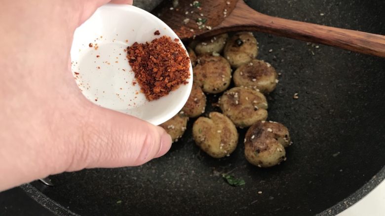 香煎迷你土豆,我捞起一半没辣的给孩子吃
剩下一半加入辣椒面炒均匀,我自己吃!嘿嘿!