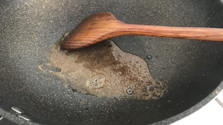 香煎迷你土豆,锅中再添少许油,把花椒面放入炒香,加入适量盐