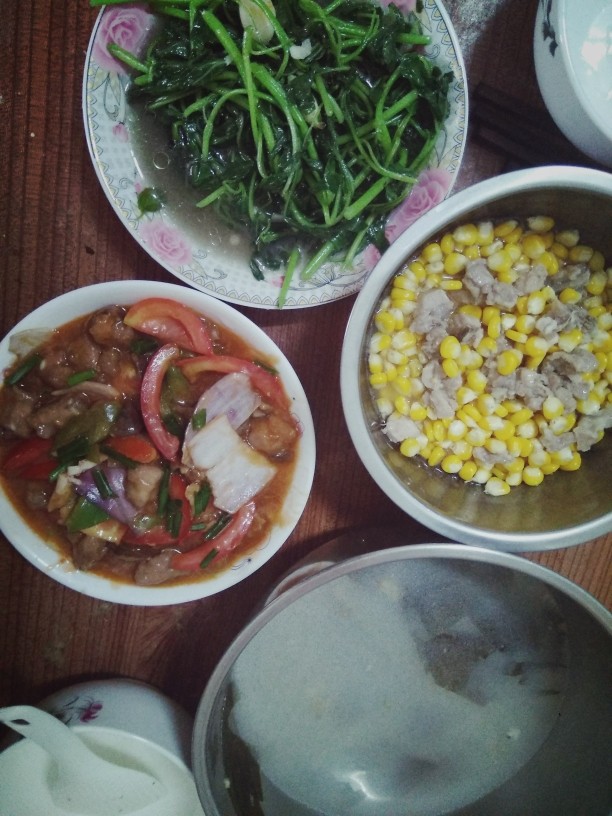 甜酸辣排骨,一分排骨能做二样入味小菜,我煮饭菜比较清淡点,也比较喜欢原汁原味,也比较喜欢多样化,自己吃的菜,没必要放佐料那么多
