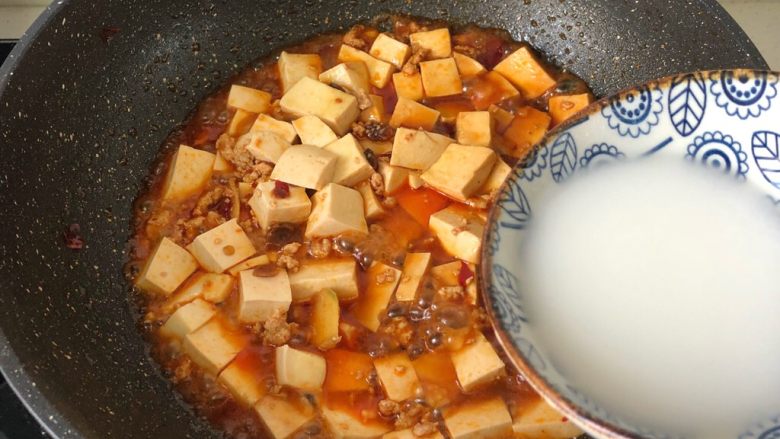 麻婆豆腐,再放半碗淀粉水(半汤匙生粉➕半碗清水搅拌均匀)
