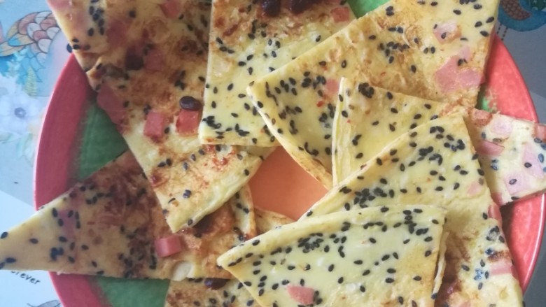 酱香鸡蛋饼,做好趁热刷上甜面酱,起锅,切块,摆盘!
