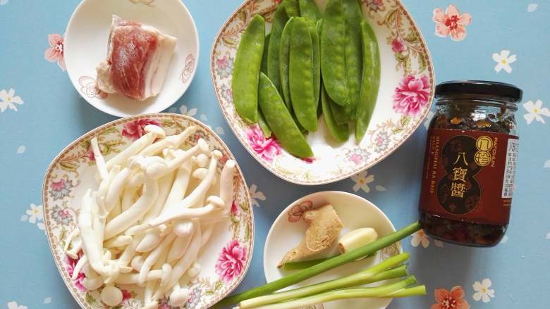 白玉菇荷兰豆炒五花肉,1、	准备食材：<a style='color:red;display:inline-block;' href='/shicai/ 268'>白玉菇</a>、<a style='color:red;display:inline-block;' href='/shicai/ 428'>五花肉</a>、<a style='color:red;display:inline-block;' href='/shicai/ 81'>荷兰豆</a>，<a style='color:red;display:inline-block;' href='/shicai/ 10721'>八宝酱</a>、<a style='color:red;display:inline-block;' href='/shicai/ 37'>姜</a>、蒜、<a style='color:red;display:inline-block;' href='/shicai/ 3250'>葱</a>。
