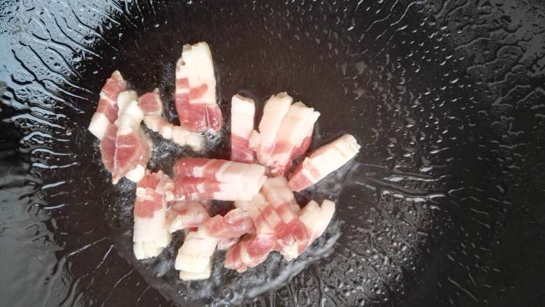 白玉菇荷兰豆炒五花肉,锅中加入食用油,加五花肉,慢慢煸出油脂。