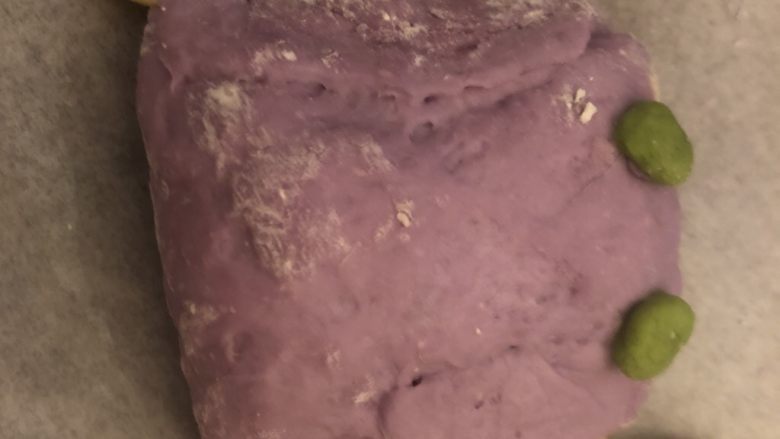 螃蟹馒头,把紫色椭圆的一段和另一端粘合。再用菠菜搓两个小圆当眼睛👀。最上面的钳子剪一刀当大钳子。