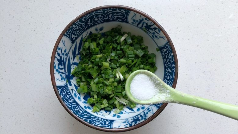 手撕葱油饼,先调葱馅:葱切小段加少许盐