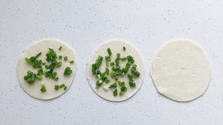 手撕葱油饼,三个饺皮(三个饺皮一组做一个葱油饼)如图两个饺皮调上馅料
