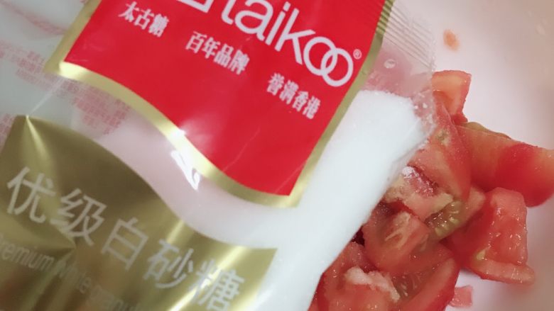 凉拌西红柿,去皮,去蒂,切成小块,放适量白砂糖