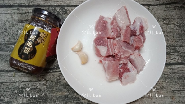 黄梅酱排骨,准备好所有的材料,排骨切块,洗干净