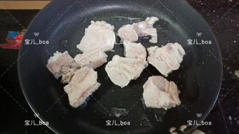 黄梅酱排骨,烧开后捞出来,锅里加入少量的食用油,倒入排骨,小火煎至微黄