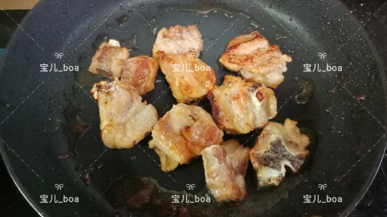 黄梅酱排骨,加入半汤匙<a style='color:red;display:inline-block;' href='/shicai/ 788'>生抽</a>,翻炒至上色