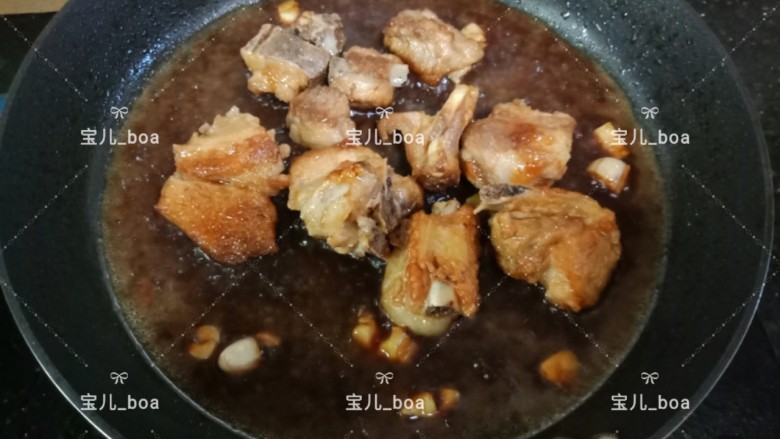 黄梅酱排骨,翻炒均匀后,盖上盖子,焖至剩一半水的时候翻面。