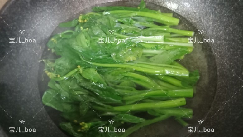 八宝酱蒜蓉菜心,倒入一点食用油，把菜心翻面