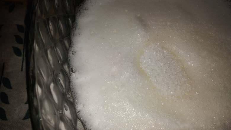一颗橙子蛋糕卷(超松软不开裂),打发至发白放第二次糖 继续打发
