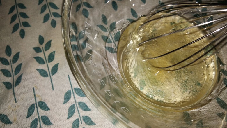 一颗橙子蛋糕卷(超松软不开裂),搅拌至乳化