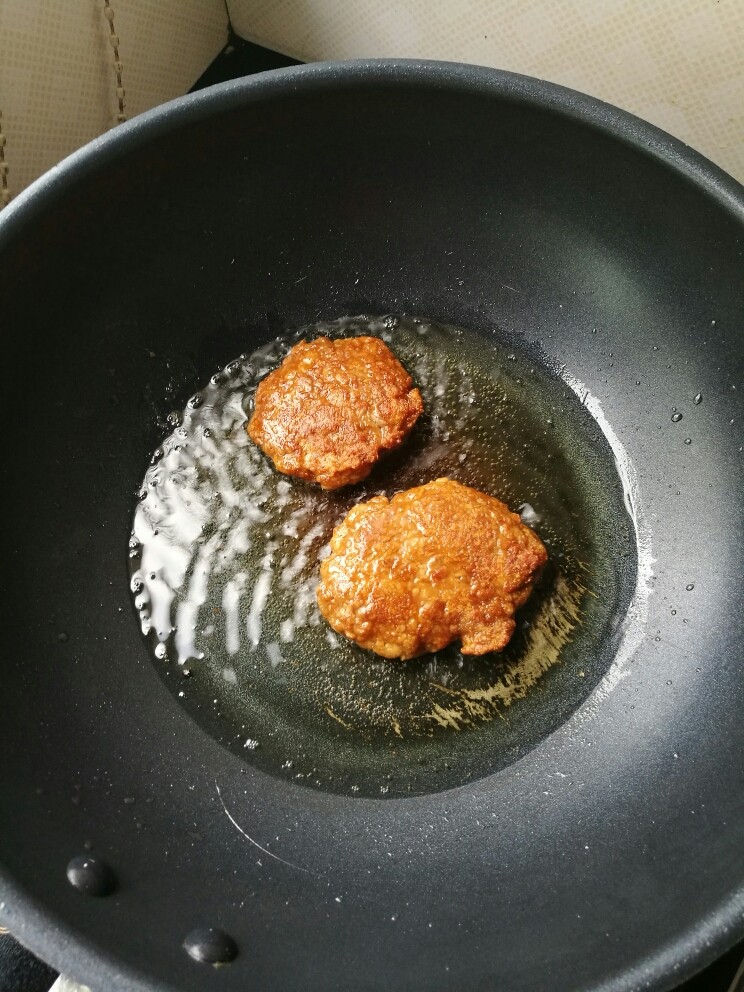 土司蔬菜猪肉汉堡,然后放盐,加脆皮榨粉进行搅拌,在进行煎炸,颜色差不多微黄情况下可以捞起。