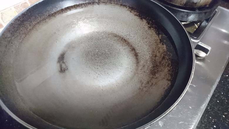 素凉面,大火烧开水,水内一勺盐(5g左右)