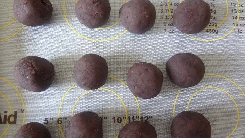 东菱DL-K30A菜谱—红豆酥,红豆馅分成20克12个搓圆备用