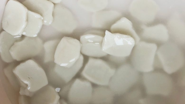 番茄炒年糕,烫软捞出过冷水备用(过冷水之后年糕口感更佳而且互相不粘一起)
