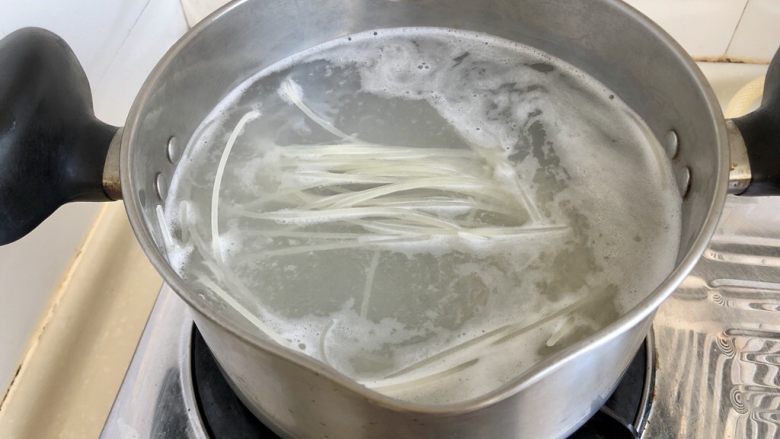 一人食好选择➕番茄肉片汤米粉,坐锅烧水,水开,放入适量干米粉,关火,加盖焖制半小时。