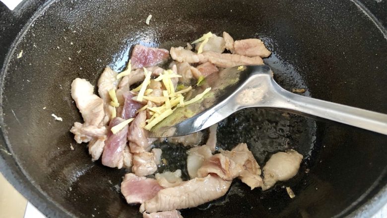 一人食好选择➕番茄肉片汤米粉,加入姜丝,煸香