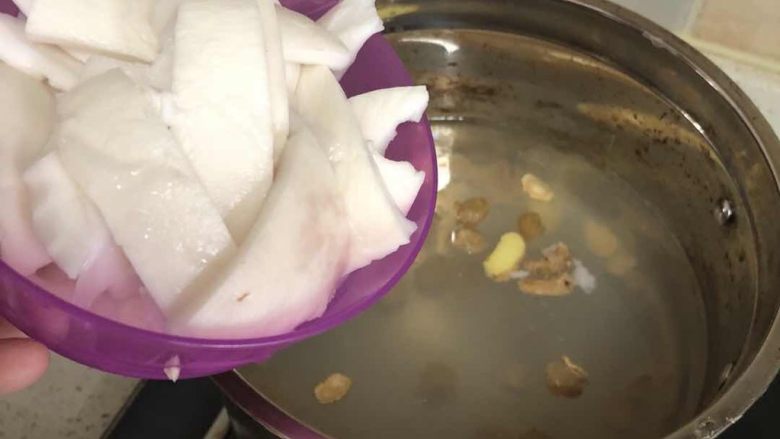 椰汁鸡汤,把椰青挖出来,切成块状
