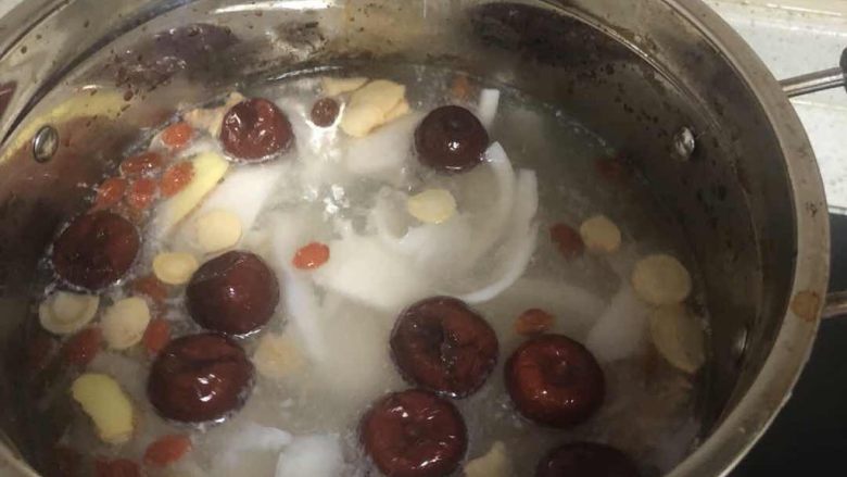 椰汁鸡汤,将清水加入汤中,煮5分钟后,加入剁好的鸡块