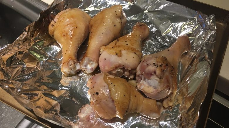只要3步的煎烤鸡腿,预热烤箱200度后,准备好烤盘,放上鸡腿