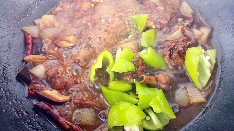 香菇焖鸡腿,炖十五分钟,加入青椒。