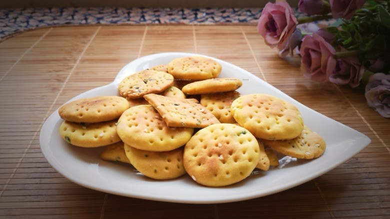 电饼铛版香葱苏打饼干,成品图