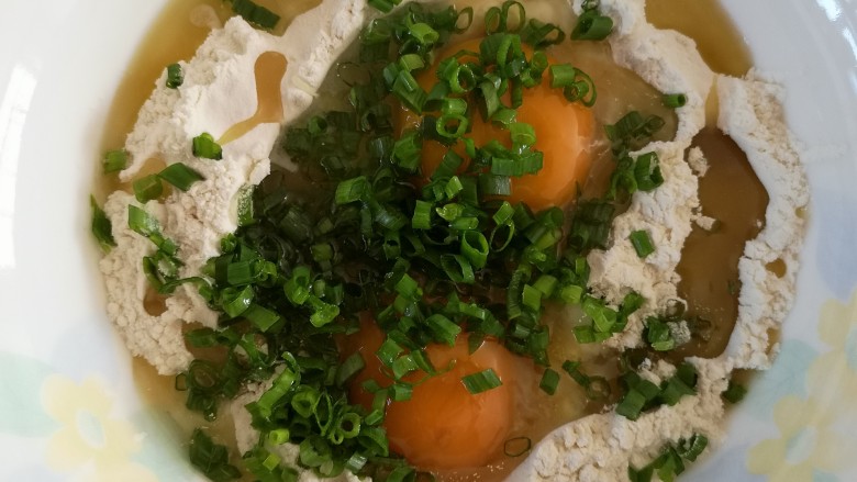 电饼铛版香葱苏打饼干,在200克<a style='color:red;display:inline-block;' href='/shicai/ 519'>面粉</a>中加入2个<a style='color:red;display:inline-block;' href='/shicai/ 9'>鸡蛋</a>、2克小苏打、2克<a style='color:red;display:inline-block;' href='/shicai/ 731'>酵母</a>、15mⅠ植物油(熟)、少许盐和少许葱花