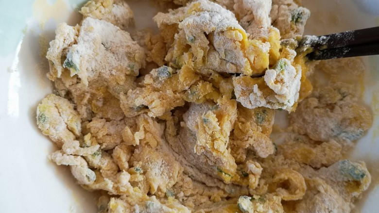 电饼铛版香葱苏打饼干,用筷子搅拌成絮状