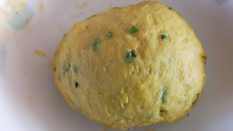 电饼铛版香葱苏打饼干,用手揉成面团盖上保鲜膜醒发30分钟