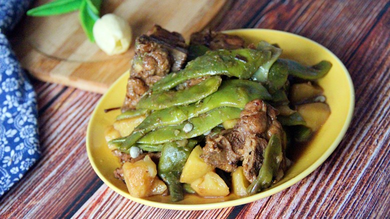 家常排骨土豆炖豆角