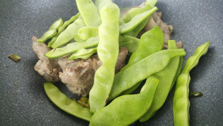 家常排骨土豆炖豆角,加入豆角。