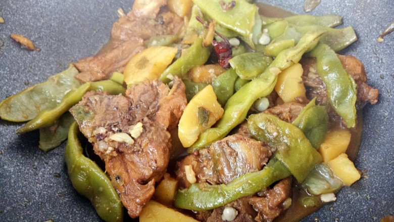 家常排骨土豆炖豆角,翻炒均匀,再炖5分钟,收汁。