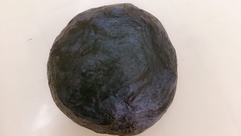 星空吐司,小面团加入少许竹碳粉调成黑色。竹碳粉不需要太多,面团发酵后颜色还会变深一点