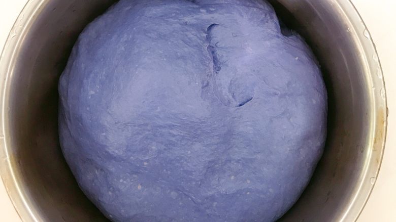 星空吐司,取出面团置于干净容器并盖上盖子,发酵至原来的2倍大,我用了45分钟