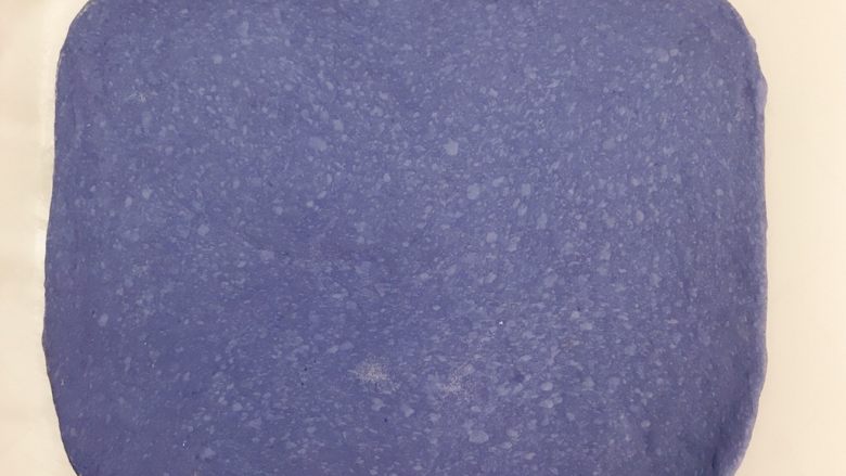 星空吐司,小蓝色面团两面沾粉、擀开,光滑面朝下