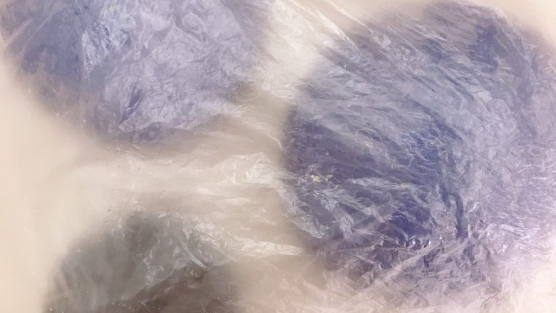 星空吐司,剩下的蓝色面团约445g,分成180g和265g两个面团,三个面团收圆,盖上保鲜袋松弛15分钟