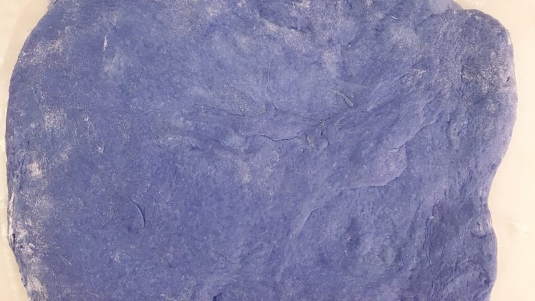星空吐司,面团取出,排气,并分出90g的小面团