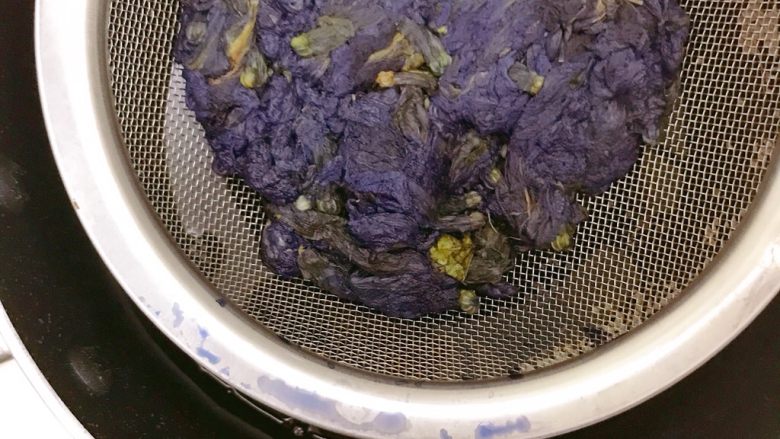 星空吐司,250g水烧开后关火,放入蝶豆花,静置一会儿,取蝶豆花水,要用力按压取汁,颜色越深越好。最后需要取到180g的蝶豆花水,放进冰箱冷藏半小时或隔冰水降温