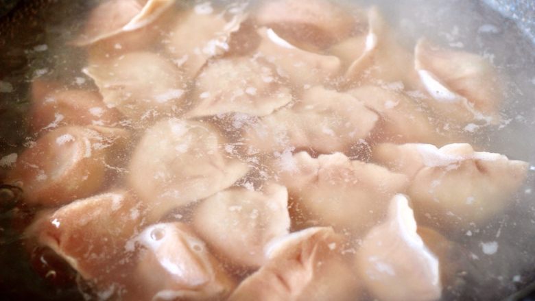 粉嫩鲅鱼韭菜苔饺子,锅里倒入适量清水煮沸后、放入包好的鱼饺子、大火烧开后点少许清水、反复3次、直至所有的饺子都漂浮在水面上即可关火