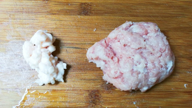 肉末焖扁豆角,将后腿肉肥瘦分开切成丁,瘦肉丁用刀背剁松