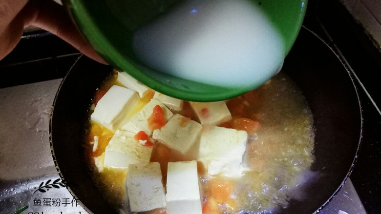 甜酸豆腐,揭开锅盖后,把刚才做好的芡汁倒进锅里,记得在倒入锅前要把沉淀的芡汁再搅拌均匀,同样来回的轻轻推动豆腐和番茄。在酱汁收的差不多的时候加入<a style='color:red;display:inline-block;' href='/shicai/ 699'>番茄酱</a>,稍微拌匀后既可上点。