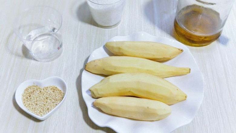 10分钟&东北特色✨拔丝地瓜✨百分百成功,家乡菜最好吃!,将地瓜去皮洗干净,淋干水分,其它食材准备好!